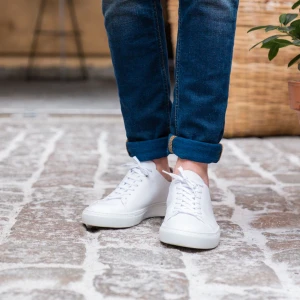 Sneaky Steve Sneakers - Säljer ett par riktigt grischiga helvita sneakers av Sneaky Steve modellen Moore White, nyskick, bilder visas DM.