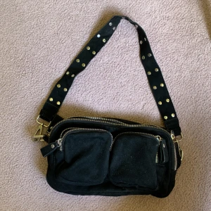 Handväska  - Fin svart väska , lite sliten vid ” Gina tricot” men annars i bra skick. Priser går att diskuteras 