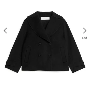 Arketkappa - Intressekoll på min HELT NYA arketkappa med lappar och allt kvar, inköpt för 2600kr. Säljer då returdatum precis gick ut, och tyvärr behöver pengarna till annat. Superfin verkligen och slutsåld överallt!💓 snabb affär uppskattas