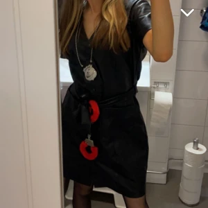 Halloween kostym  - Säljer nu min polis halloween kostym pga jag kommer inte kunna använda årets halloween. Den är endast använd en gång och det var förra året! 🫶🏼  Det som ENDAST följer med är polishatten, svarta klänningen och polis halsbandet/brickan!! 