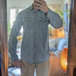 Emmett skjorta  - Fin skjorta från Emmett, användt fåtal gånger. Väldigt skön och bra passform  Storlek : M