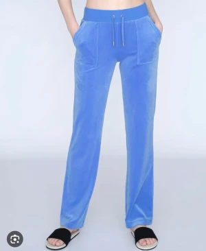 Juciy couture  - Säljer mitt fina blåa juciy couture sett. Settet är i bra skick och är i storlek M i både byxor och tröja.