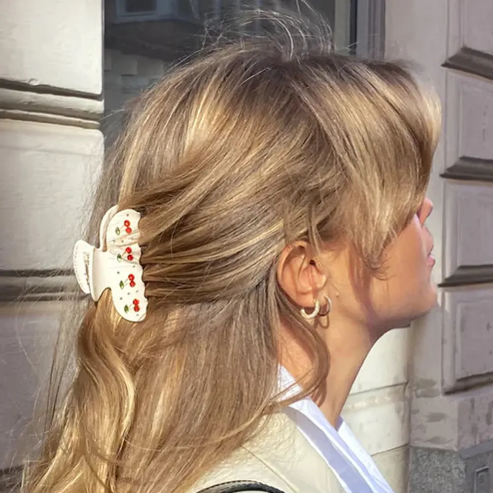 Emi Jay cherry clip. As seen on Matilda Djerf. Nyspris: 384. Got more on my profile! . Accessoarer.