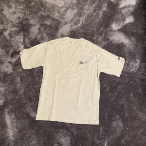 Yoke t shirt  - Tja säljer nu min Yoke t shirt då ja tröttnat på den. T shirten är i väldigt bra sick och i storlek xs men är overzised 