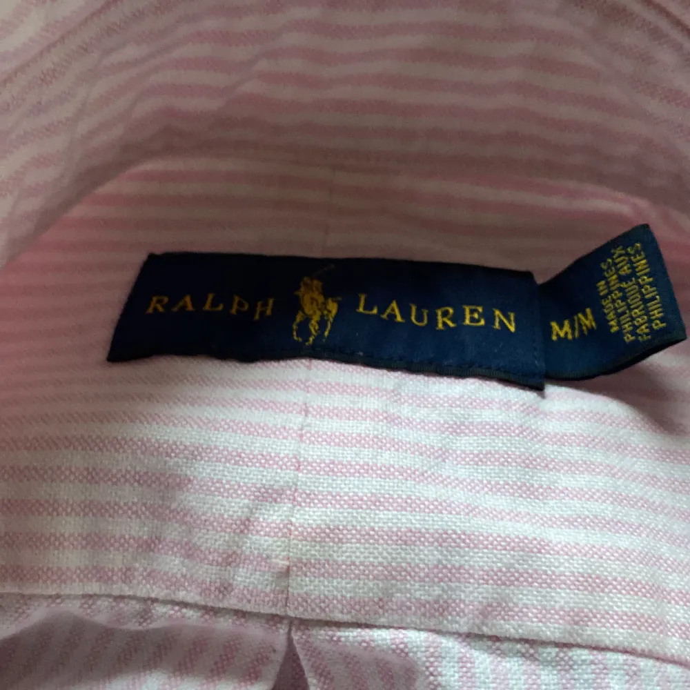 Säljer denna rosa Ralph lauren skjorta pga att jag inte använder den och behöver pengarna. Dock håller den vita färgen att fadea bort på några ställen av skjortan men det är inget man märker. Pris går att diskutera . Skjortor.