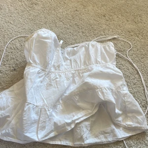 Fint linne från hm!  - Linne från hm i storlek xs, jätte fint skick. En liten liten fläck där fram men ska testa att få bort den säljs för bara 50 kr❤️❤️