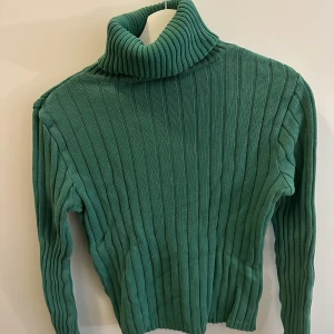 Stickad polotröja - Stickad polotröja i ungefär M (står inte) från Hennes (äldre hm). 