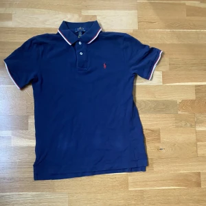 Polo Ralp Lauren Piké - Säljer denna Piké från Polo Ralph Lauren. Skick 7/10 använt den i ett år men passar inte mig längre. Hör av dig ifall du är intresserad!