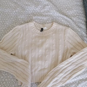 Vit ulltröja  - Vit ulltröja som är nästan ny