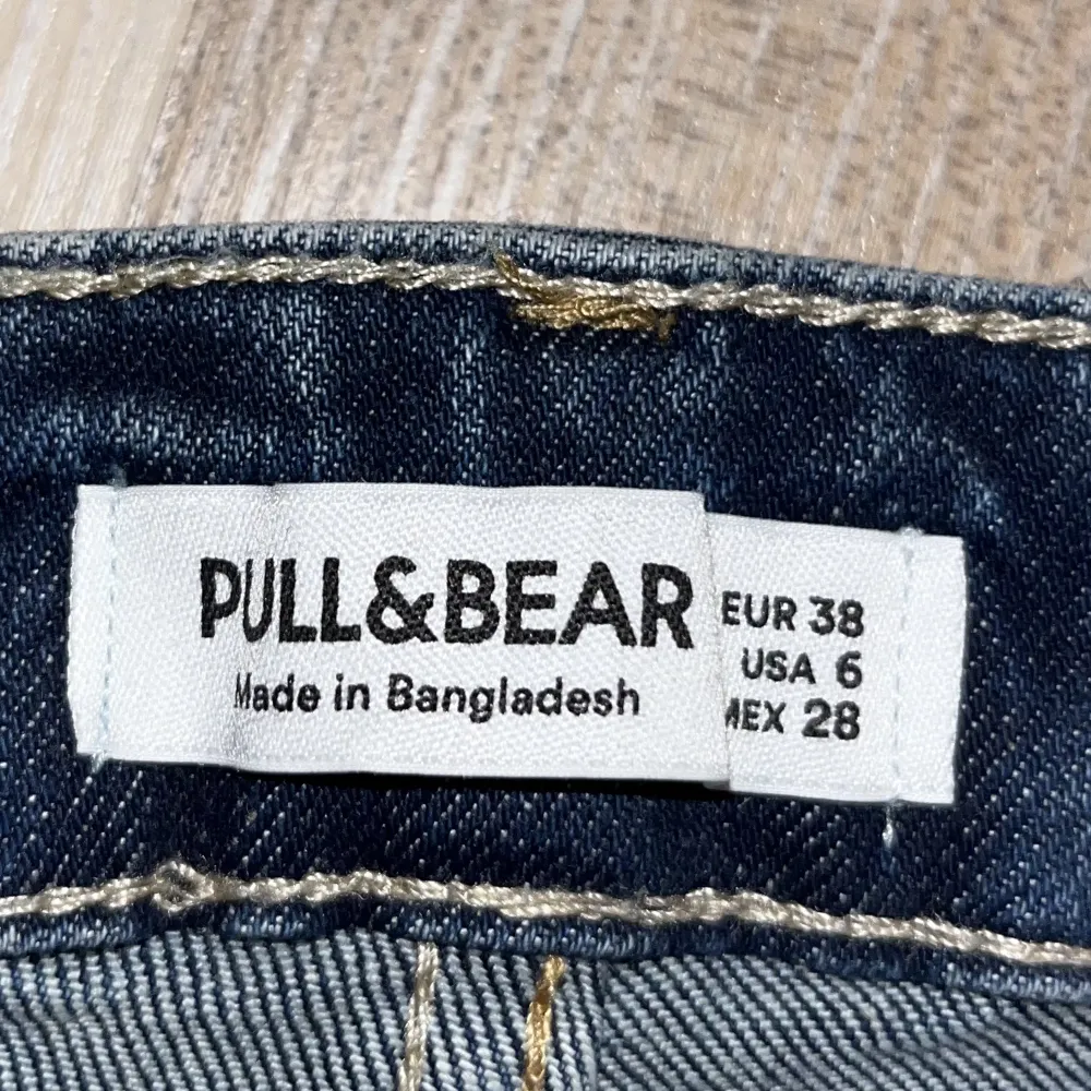Lågmidjade jeans från PULL&BEAR i storlek 38. Säljes då de är en storlek för stora för mig.. Jeans & Byxor.