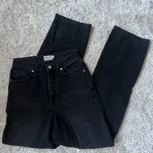 Mom-jeans i hög midja med slitning i storlek 34 från NA-KD🖤I princip oanvända