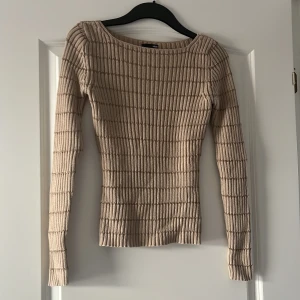 Stickad tjocktröja med glitter - En Beige långärmad stickad tjocktröja, perfekt för kommande kyligare dagar. Beige med bruna glitter detaljer.   ”Strl S H&M”