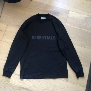 Äkta FOG essentials long sleeve t shirt ss20 - Skick: 9/10 Strlk: xs men passar s och kanske m beror på önskad passform.  Pris kan diskuteras Långärmad t shirt från FOG essentials som säljs för jag behöver pengar Möts upp i Stockholm  