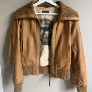 Rock’n blue jacka - Jätte fin rockenblue jacka med buss motiv inuti ny nypris 2499. Säljer då jag har en liknande som används mer.💕