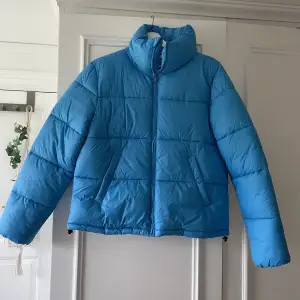 Oanvänd pufferjacket i unisex modell. Säljer då jag flyttar utomlands och inte få användning för den i vinter 