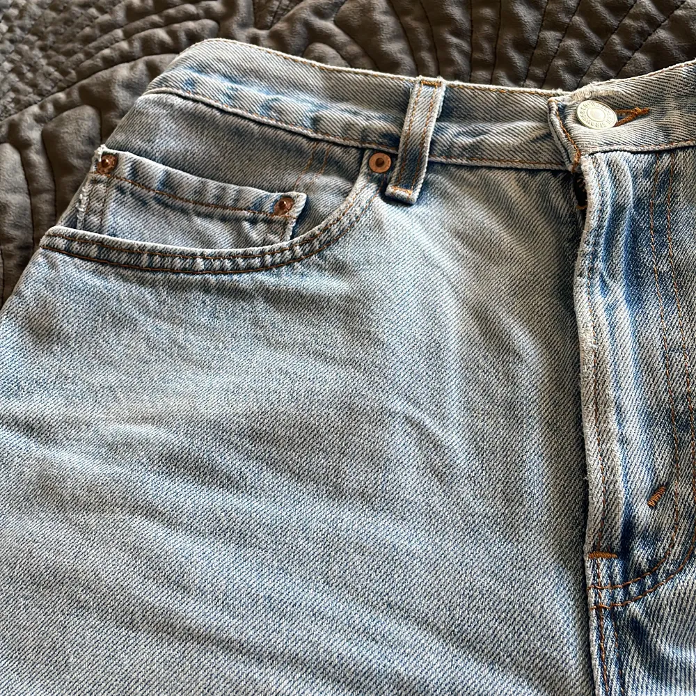 Ljusa jeansshorts från Levis är ca strl 38 skulle jag säga . Shorts.
