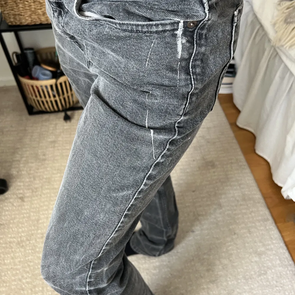 Jeans från Lewis, med vitt målarstänk (köpte dem vintage så). 505 slim fit straight leg. Passar mig bra som har S/M och 169cm. Jeans & Byxor.