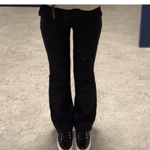 Kostymbyxor  - fina kostymbyxor, har ett litet hål. går att sy men har det syns inte när man har på sig de under svarta underkläder (skriv privat för bild)  