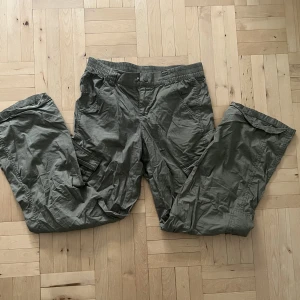 Cargopants - Coola Cargopants i khaki färg. Skriv vid funderingar💘(
