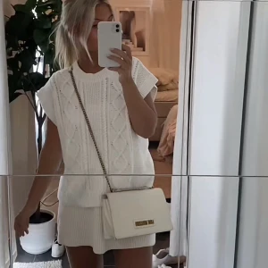 Topp - Säljer denna skickade västen/tröjan med öppen rygg. Nästintill oanvänd💕💕