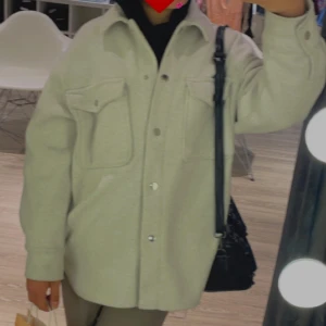 Beige Zara coat🤍 - En fin beige coat från Zara i strl xs🫶🏼                                                                                Lite använd men ser jättefin ut!