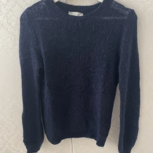 Neo noir ulltröja - Jättefina marinblå ulltröja från neo noir! Använd Max 3 ggr! Säljs i befintligt skick 💙