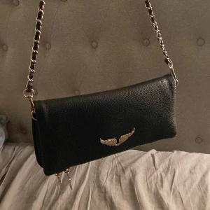 Zadig & Voltaire väska  - Jättesnygg clean väska!!! Oklart om äkthet därav låga priset. Ser riktigt äkta ut iaf!!!