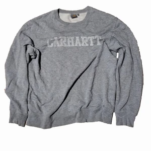 Carhartt Crewneck - Carhartt tröja i storlek M men passar också L  I bra skick men lite skrynklig