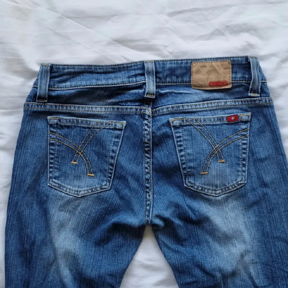 Lågmidjade flare jeans från Big Star. De är i så fin färg och passform!💖 Midjemåttet: 37 cm Innberbenslängden: 73 cm. Jeans & Byxor.
