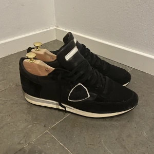 Philippe Model sneakers - Snygga Sneakers från Philippe model. Nypris runt 3000 kr. Storlek 40 1/2 men sitter aningen större