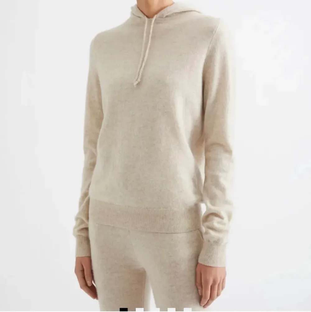 Så fin beige hoodie från soft goat! 100% cashmere! Köpt för ca 2000kr. Lite nopprig och har ett litet hål som är lagat (se bild 3) därav priset! 💞skriv för fler bilder . Tröjor & Koftor.