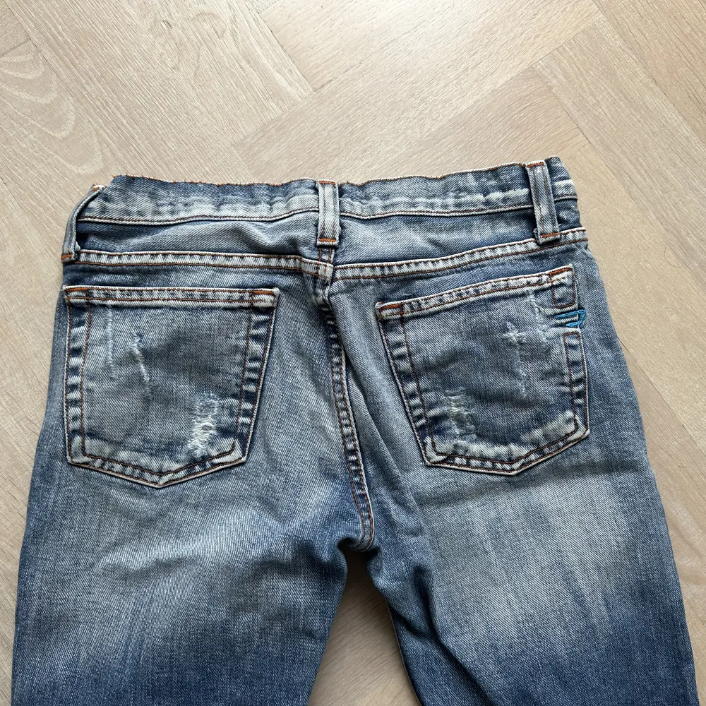 Världen snyggaste blå diesel jeans som jag köpte second hand men tyvärr va för små för mig😫står storlek 28 men skulle säga xs. Jeans & Byxor.