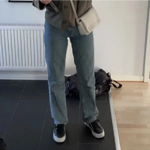 Weekday jeans  - Säljer mina weekday jeans i modellen voyage. Passar perfekt på mig som är runt 165-170 cm 
