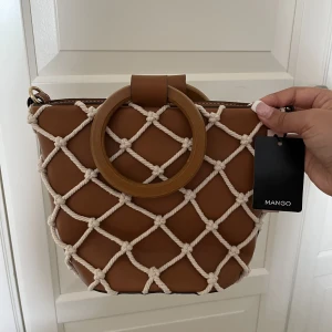 Väska mango  - Oanvänd handväska från mango👜kommer med en axelrem (andra bilden) och prislapp finns även kvar🧡