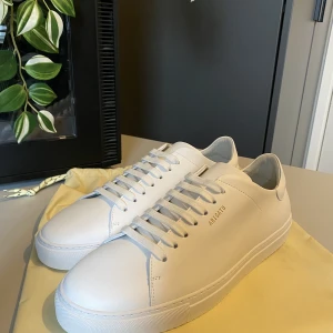 Axel Arigato Clean 90 - Säljer nu ett par sprillans nya/helt oanvända Axel arigato clean 90!👟 som jag köpte för några dagar sedan, men nu i efterhand känner att skorna inte riktigt är min stil. Dem är helt oanvända! och nypris är 2500💵 (Box och påse följer med) 