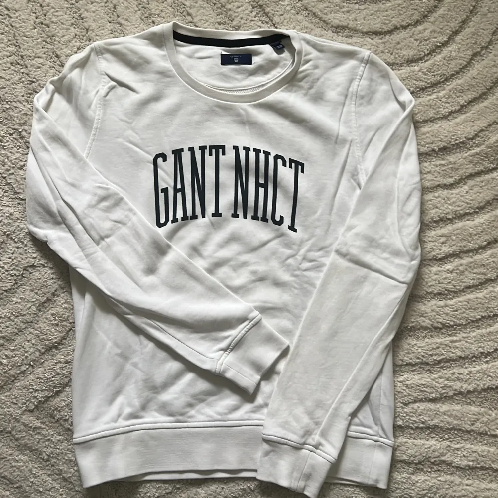 Vit sweatshirt från Gant, i fint skick! 😁. Tröjor & Koftor.