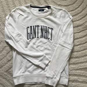 Vit sweatshirt från Gant, i fint skick! 😁