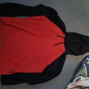 Svart/röd hoodie - Säljer då den inte används. Använd några gånger endast. Fint skick :)