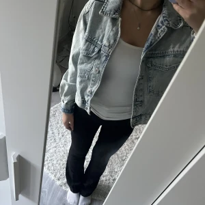 Jeansjacka  - Säljer denna snygga jeansjacka från Ginatricot. Skriv privat för fler bilder o mer information💗