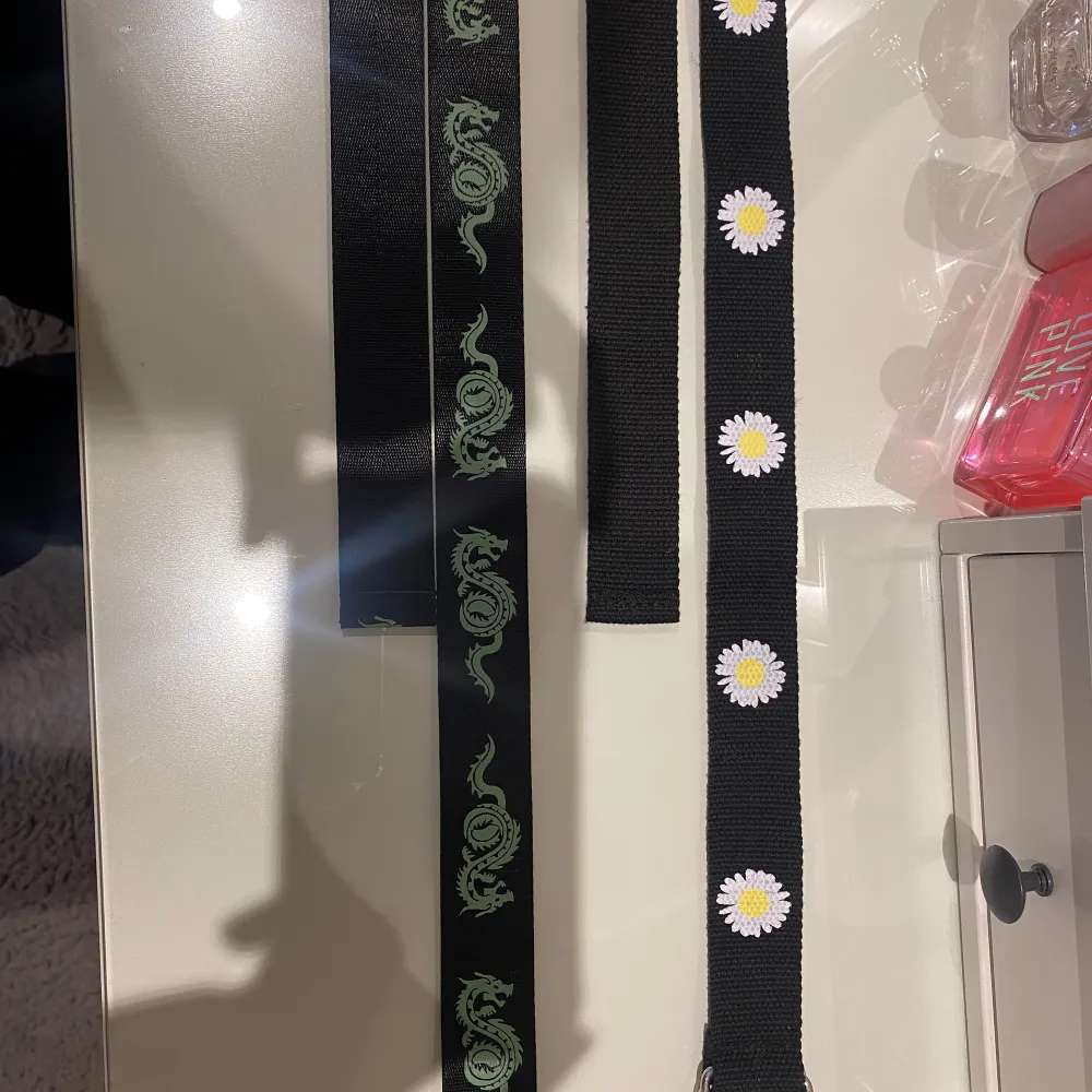 Säljer dessa två långa bältena med spännband. Endast använd typ två gånger.  Den ena är svart med blommor på och den andra är svart med gröna kinesiska drakar på. Köper du båda så blir det billigare.  Båda: 100 kr  Annars 60kr/st  . Accessoarer.