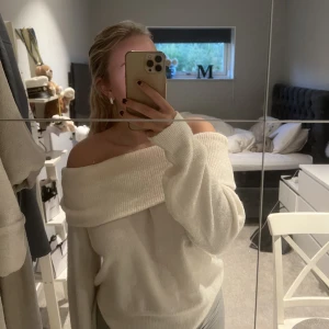 stickad off shoulder  - krämvit stickad off shoulder tröja 