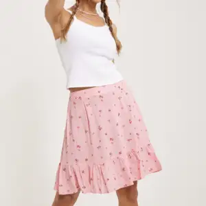 Säljer en söt rosa kjol från Nelly i bra skick! 🩷
