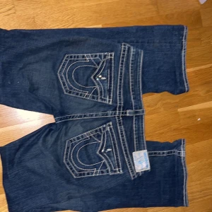 TRUEYS - True religion jeans köpta på seams vintage! Äääälskar, men kommer tyvärr bara inte till använding. De är low waste boot cut! Med super coola turkosa diamanter på både fram och baksida,. De är helt i nyskick också! Pris kan såklart diskuteras.❤️ner bilder