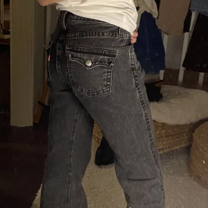 Levis noughties bootcut jeans! - Supersnygga Levis noughties bootcut jeans i svar/grå färg. Använda men i fint skick! Storlek W26 L32  Nypris 1419kr från Carlings