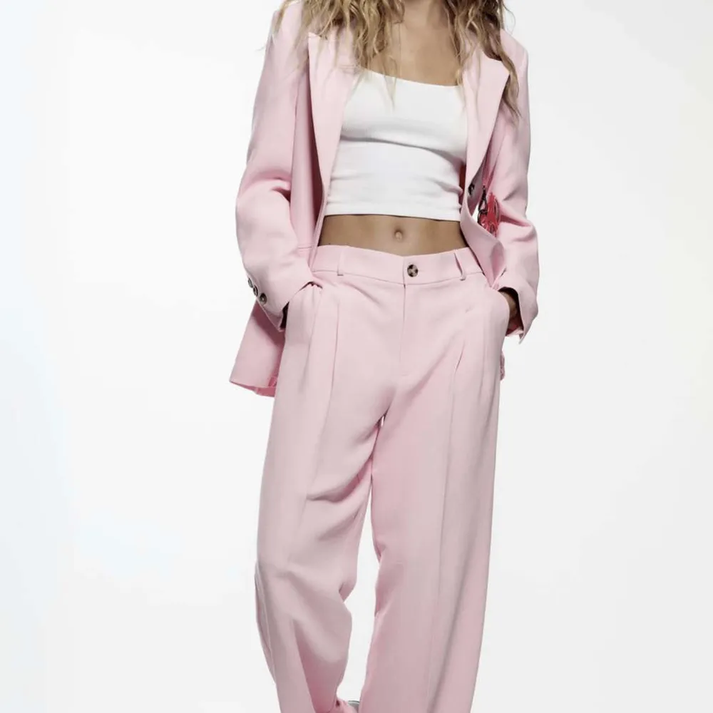 Rosa kostymbyxor från Zara säljer pågrund av att dom är får långa för mig. Byxorna är aldrig använda💗. Jeans & Byxor.