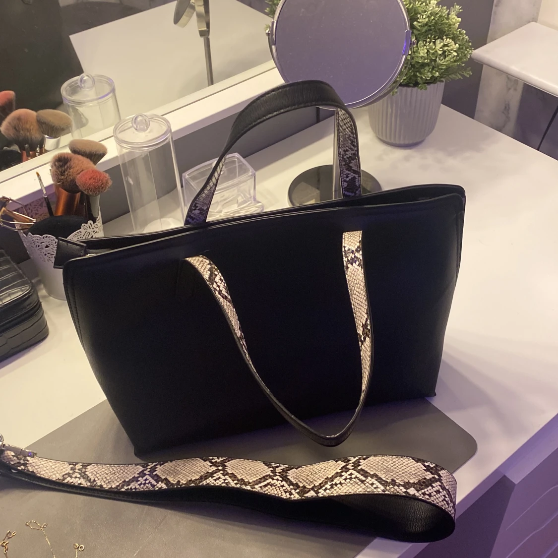 En basic ormmönstrad väska💕