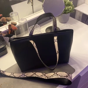 En basic ormmönstrad väska💕 - En jättefin väska med ormmönster detaljer, använd 2-3 gånger, kom inte till användning, inga skadefel, ser helt ny ut, nypris: 499💕💕💕