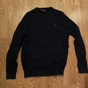 Morris sweatshirt - Morris sweatshirt i mycket bra skick i storlek m men kan även passa s 