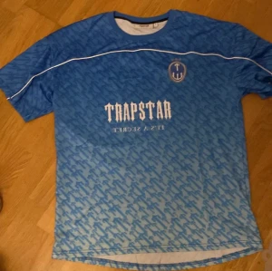 TrapStar T-shirt  -  Trapstar t-shirt ljusblå, väldigt fin t-shirt som är använd endast 1 gång. Lite för stor för mig därför väljer jag att sälja den! Lägg era bud så förhandlar vi😉