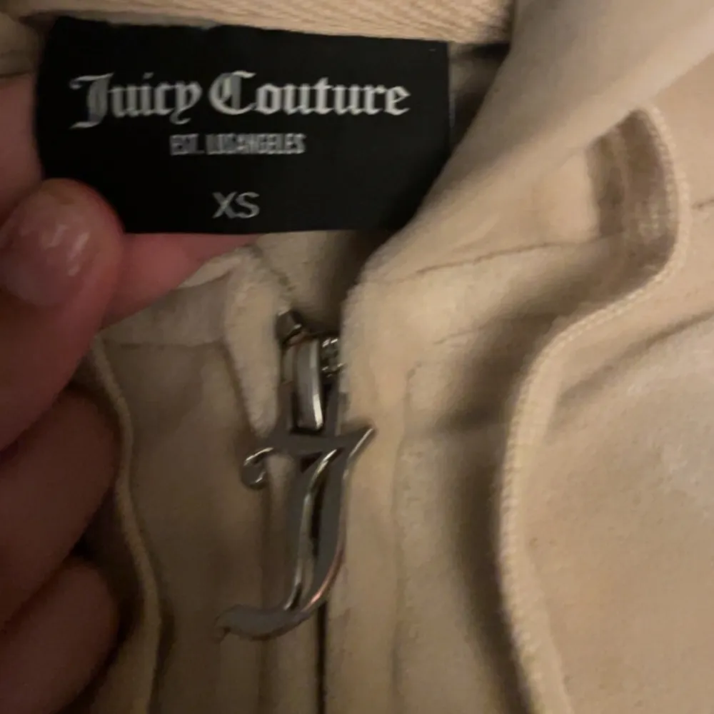 jag säljer nu min juicy tröja i storlek xs då den inte kommer till användning den är köpt på juicy coutures hemsida för 1,300kr jag säljer den för 700kr den är också i nyskick  pris kan diskuteras vid snabb affär. Hoodies.
